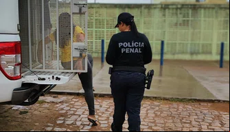 Mulher é presa após tentativa de entrar com drogas em presídio